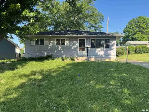 2938 Summit Hills Ct, Bettendorf, IA 52722