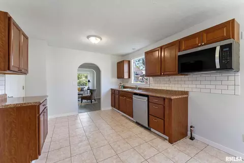 209 45th St, Moline, IL 61265 photo 8