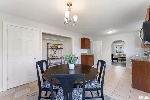 209 45th St, Moline, IL 61265 photo 10