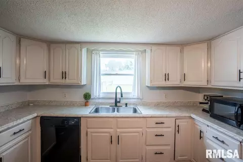 606 S Mulkey St, Christopher, IL 62822 photo 12