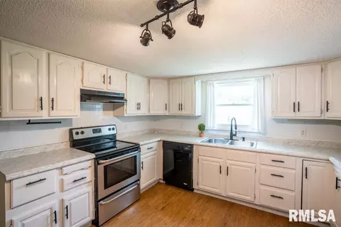 606 S Mulkey St, Christopher, IL 62822 photo 11