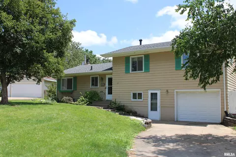 2809 Hillside Ct, Bettendorf, IA 52722