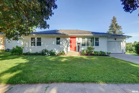 738 N 13th St, Clinton, IA 52732