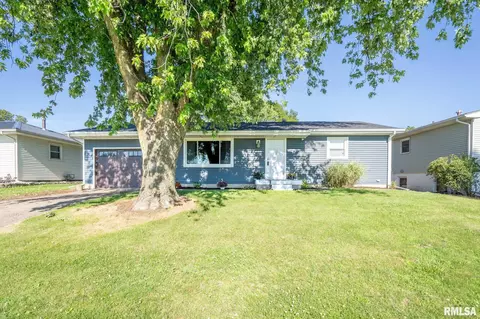 223 N Rowe Ln, Walcott, IA 52773