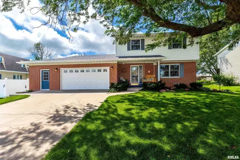 805 W Sheridan Dr, Eldridge, IA 52748