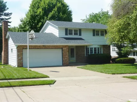 2615 E 39th St, Davenport, IA 52807