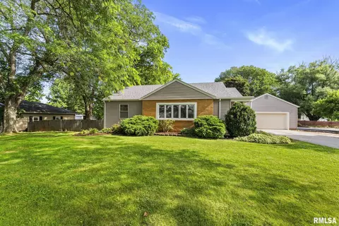 303 SW 12th St, Aledo, IL 61231