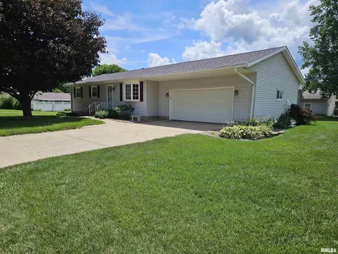 1154 Mark St, Colona, IL 61241