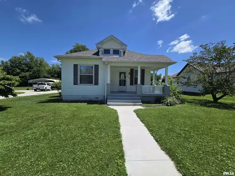 305 N Vermont St, Camp Point, IL 62320