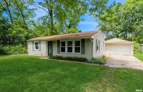 323 15th Ave, Silvis, IL 61282