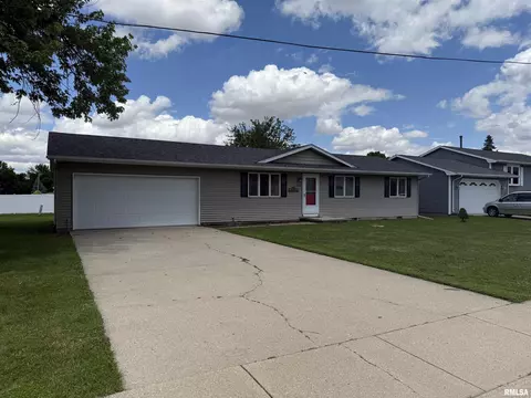 172 E Meadow Ln, Walcott, IA 52773