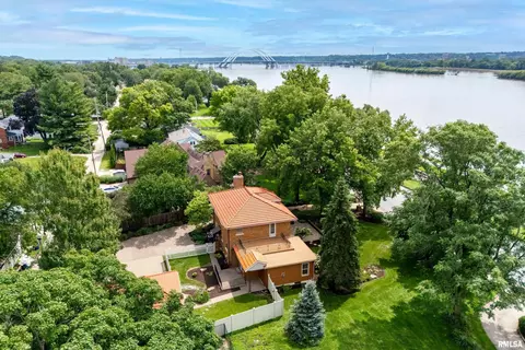 248 River Dr, Bettendorf, IA 52722
