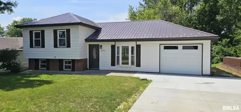 2337 Cameron Dr, Clinton, IA 52732