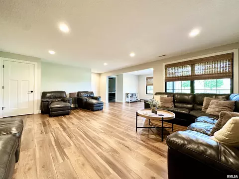 582 E Mill St, Kewanee, IL 61443 photo 33