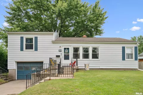 24 Berkshire Dr, Rock Island, IL 61201