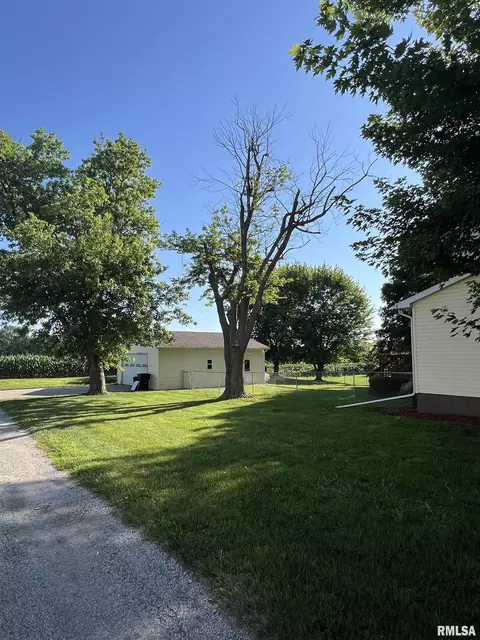 1813 16th Ave, Viola, IL 61486