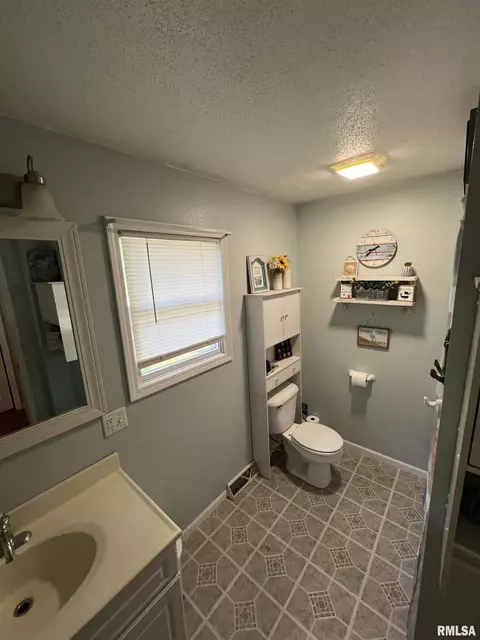 1813 16th Ave, Viola, IL 61486 photo 4