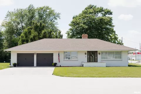 300 S 1st St, Camp Point, IL 62320