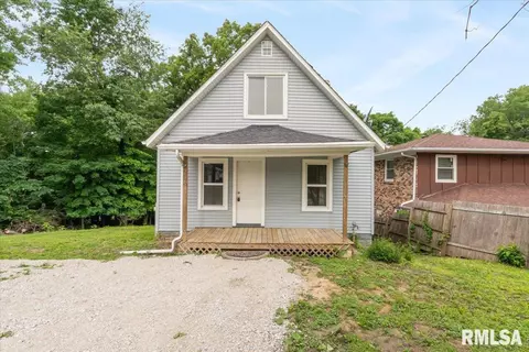 619 51st St, Moline, IL 61265