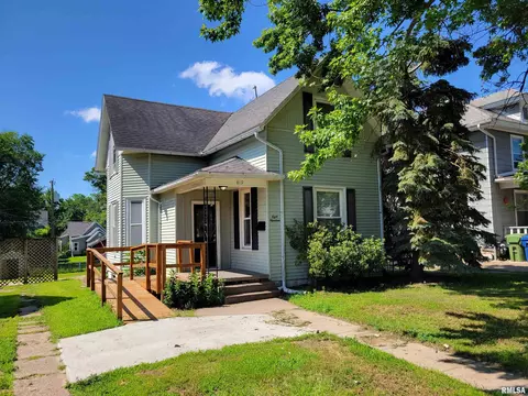819 12th Ave S, Clinton, IA 52732