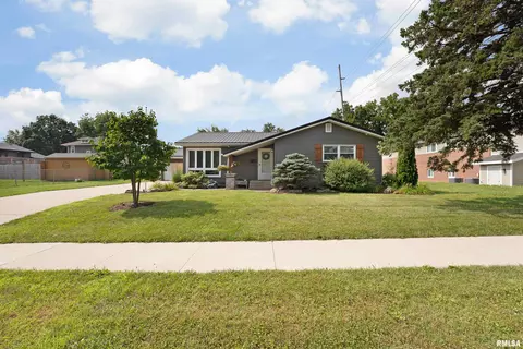 1217 7th St, Dewitt, IA 52742