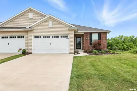 5547 E Creekside Ln, Bettendorf, IA 52722