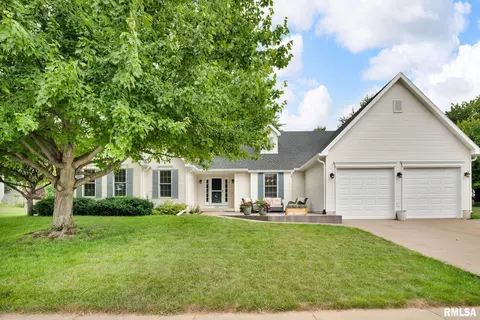 1039 Bluff Ln, Le Claire, IA 52753