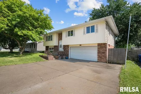 2917 W 65th St, Davenport, IA 52806