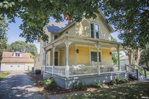 214 N Chestnut St, Mendon, IL 62351