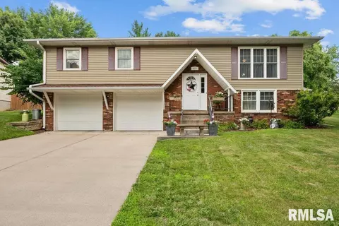 833 Robin Rd, Muscatine, IA 52761