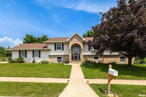 5247 Brentwood Dr, Bettendorf, IA 52722