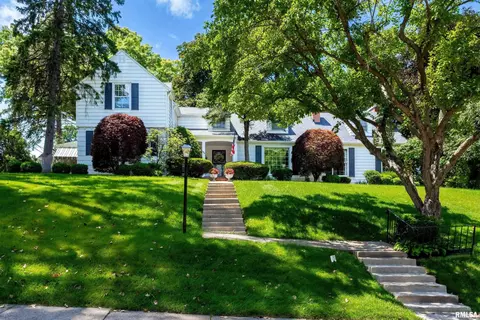 1928 Fernwood Ave, Davenport, IA 52803
