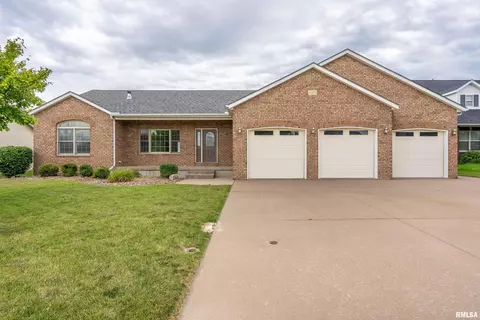 922 W Scott St, Eldridge, IA 52748
