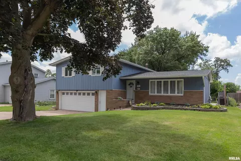 922 19th St, Bettendorf, IA 52722