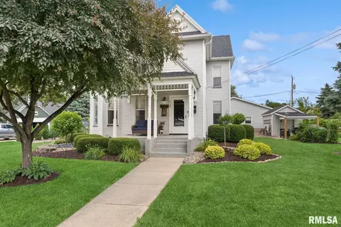 518 12th St, Dewitt, IA 52742