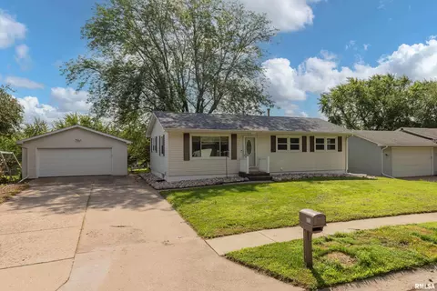 8213 10th St W, Rock Island, IL 61201