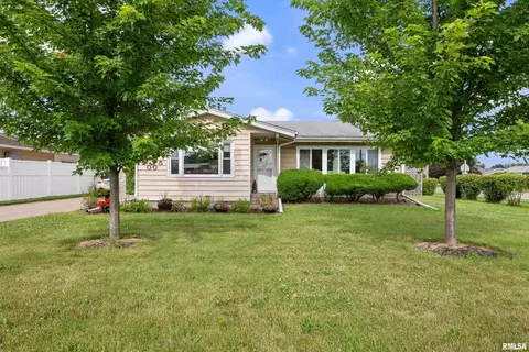 3005 7th St, East Moline, IL 61244