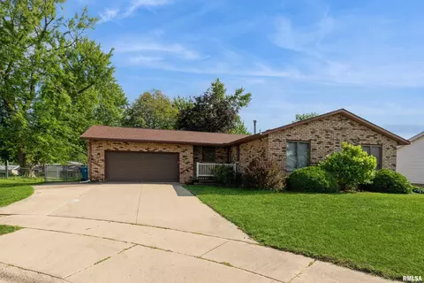 1307 Maplewood Ct, Dewitt, IA 52742