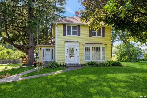 910 N 11th St, Clinton, IA 52732