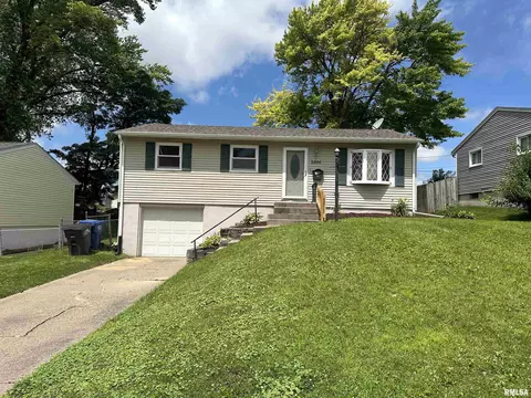 2806 Cypress Dr, Bettendorf, IA 52722