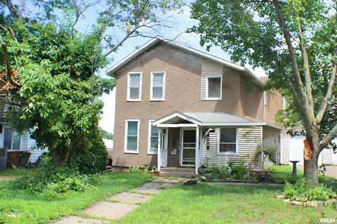 738 9th Ave S, Clinton, IA 52732