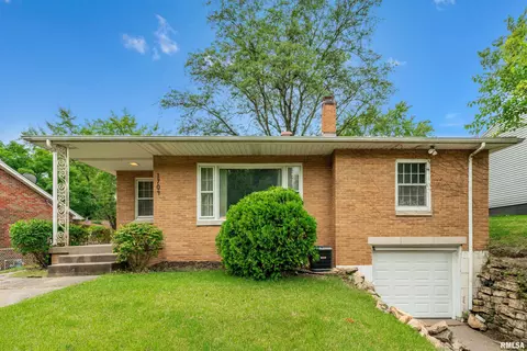 1704 Jersey Ridge Rd, Davenport, IA 52803