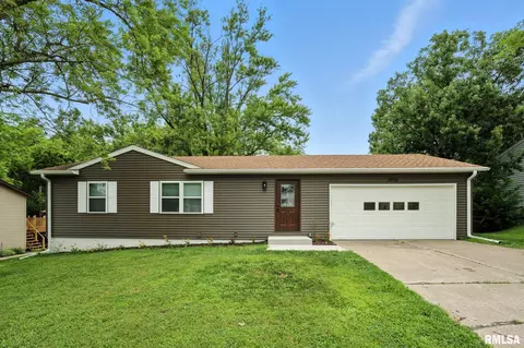 2910 Maplecrest Rd, Bettendorf, IA 52722