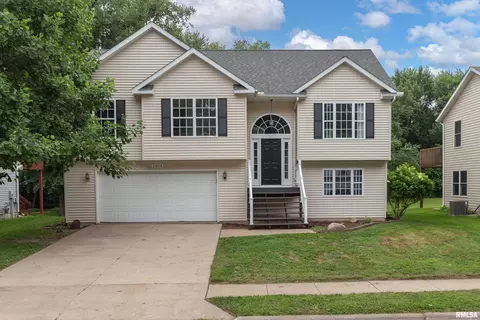5804 Hillandale Rd, Davenport, IA 52806