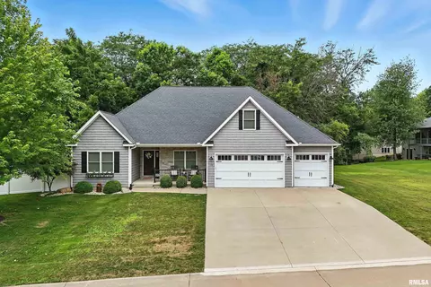 102 Hollows Ct, Le Claire, IA 52753