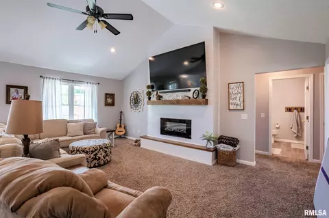 2302 Maria Dr, Herrin, IL 62948 photo 3