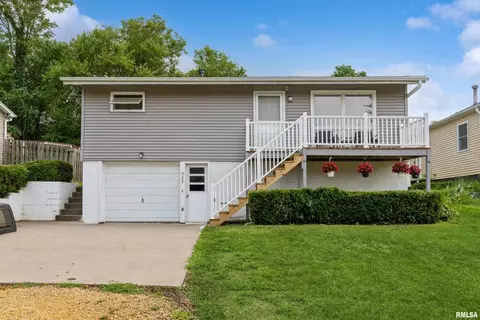 935 10th Ave S, Clinton, IA 52732