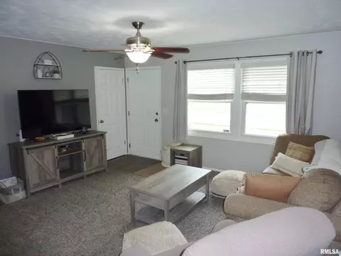 212 W Spring St, Eldridge, IA 52748 photo 4