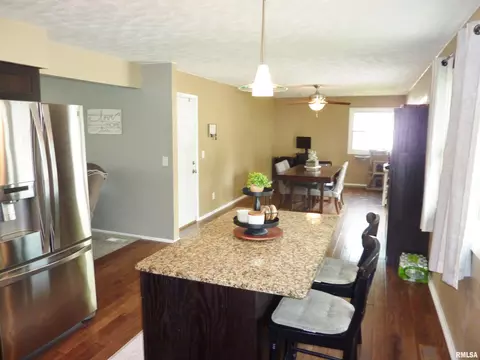 212 W Spring St, Eldridge, IA 52748 photo 11