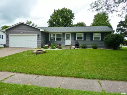 212 W Spring St, Eldridge, IA 52748